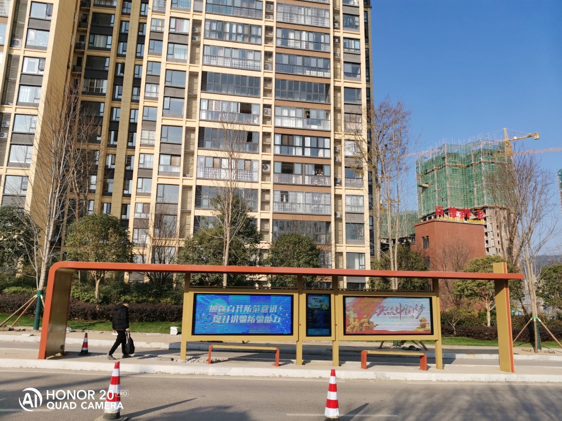 四川巴中智能公交站臺安裝調試完成